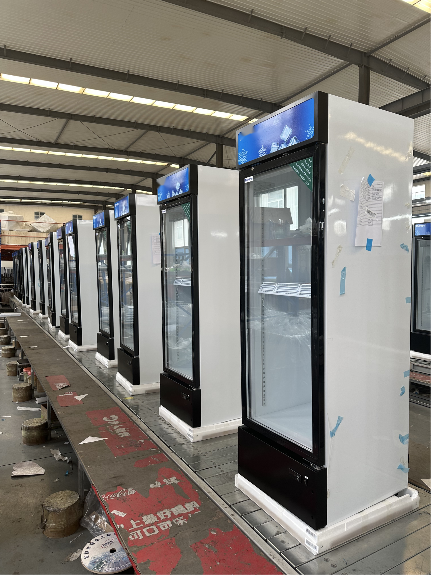 Commercial Upright Refrigerated Display Case - Glass Door Cooler for Convenience Stores, Supermarkets, Bakeries & Café Drinks Storage