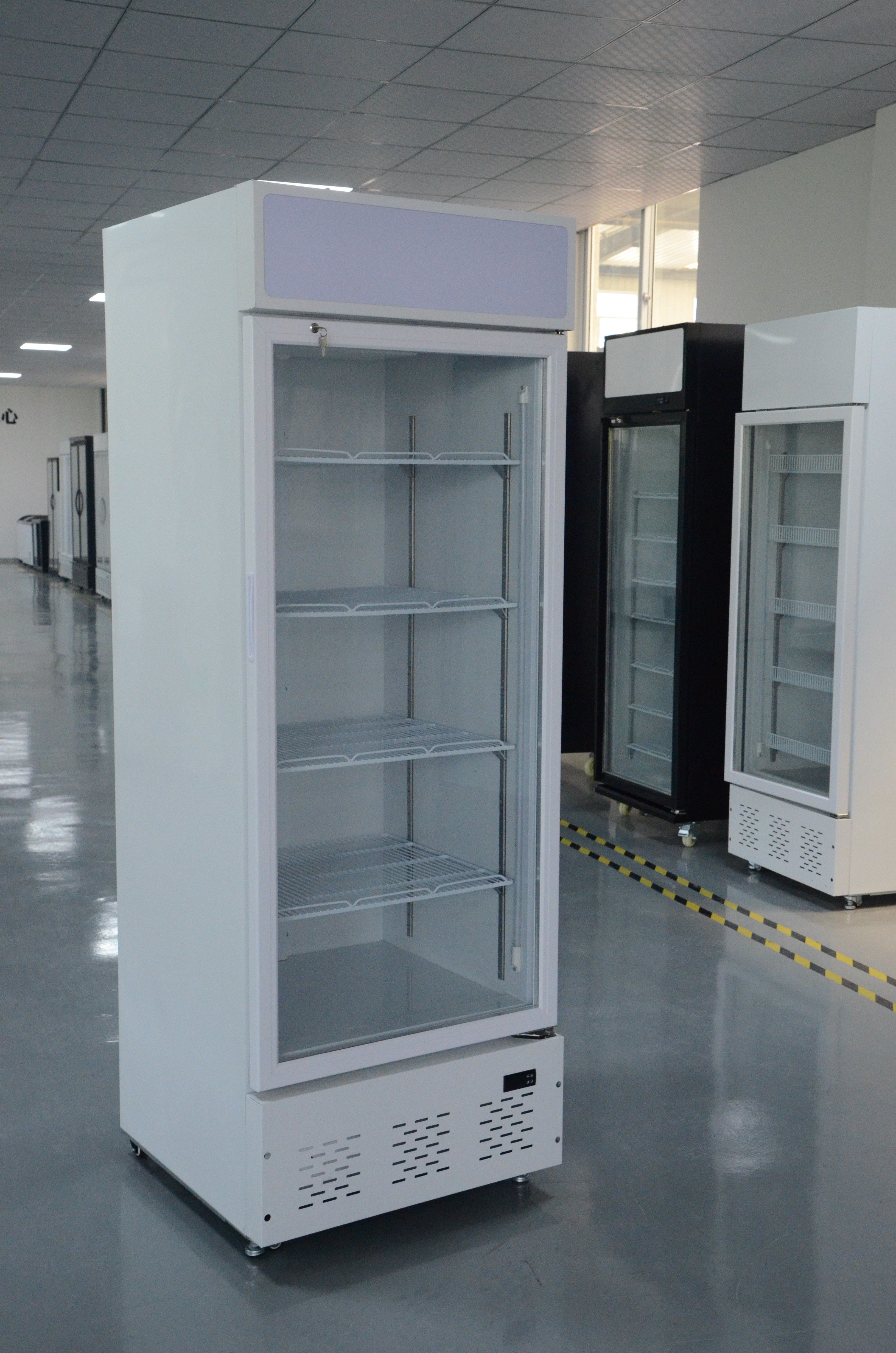 Commercial Upright Refrigerated Display Case - Glass Door Cooler for Convenience Stores, Supermarkets, Bakeries & Café Drinks Storage