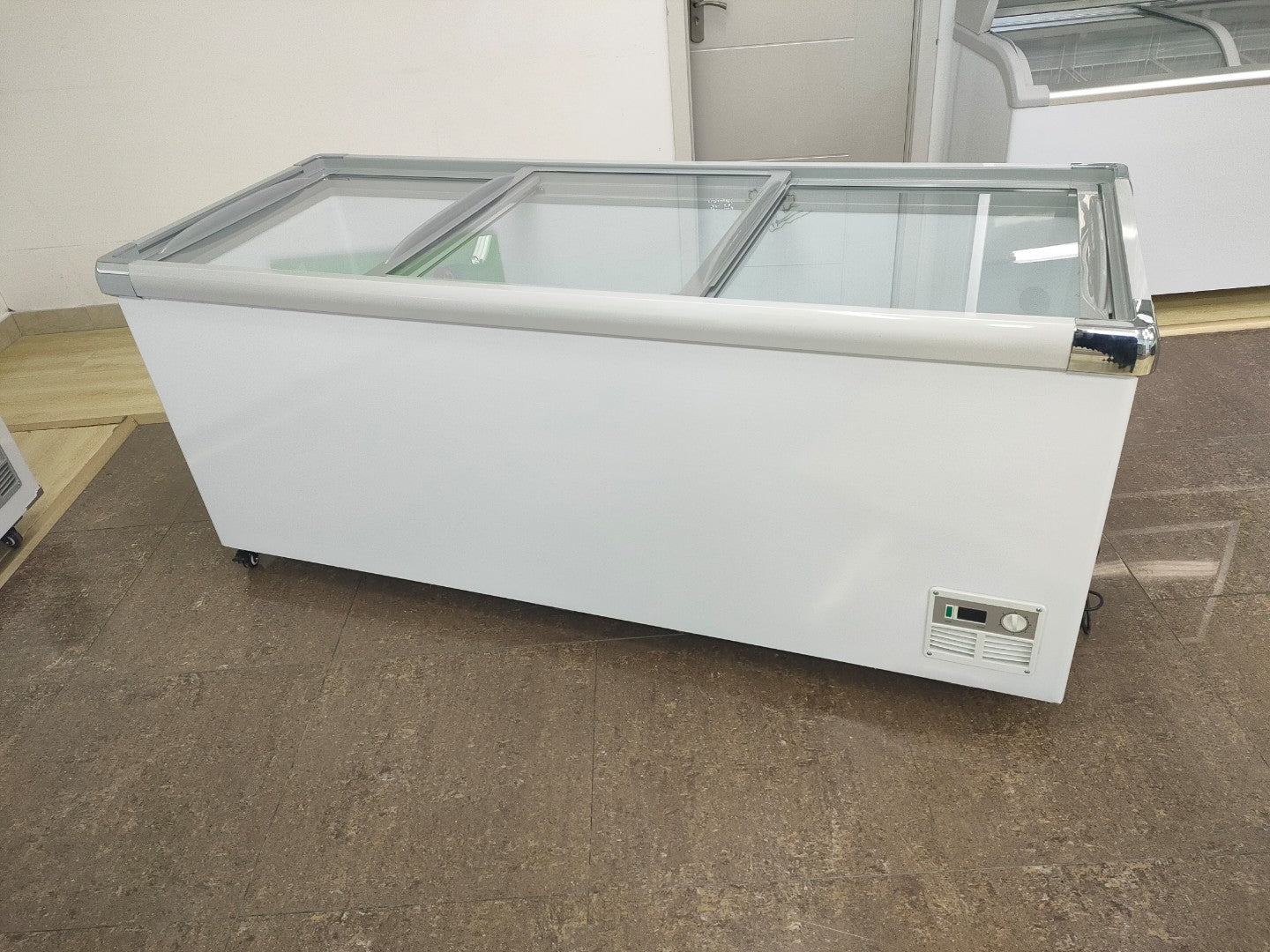 European-Style Island Freezer Cabinet - Commercial Reach-In Deep Freezer for Supermarkets, Restaurants & Retail Stores