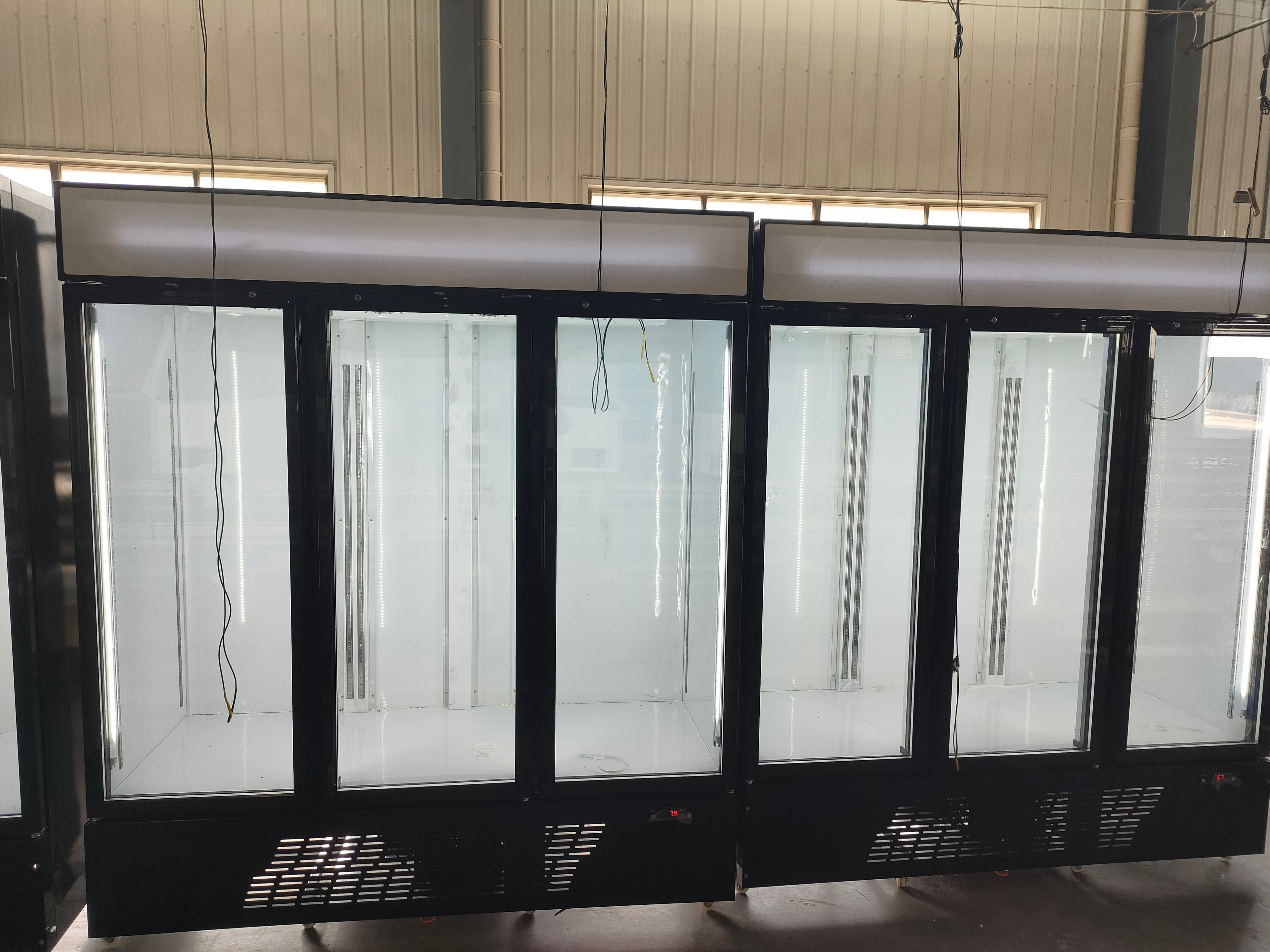 Commercial Upright Refrigerated Display Case - Glass Door Cooler for Convenience Stores, Supermarkets, Bakeries & Café Drinks Storage