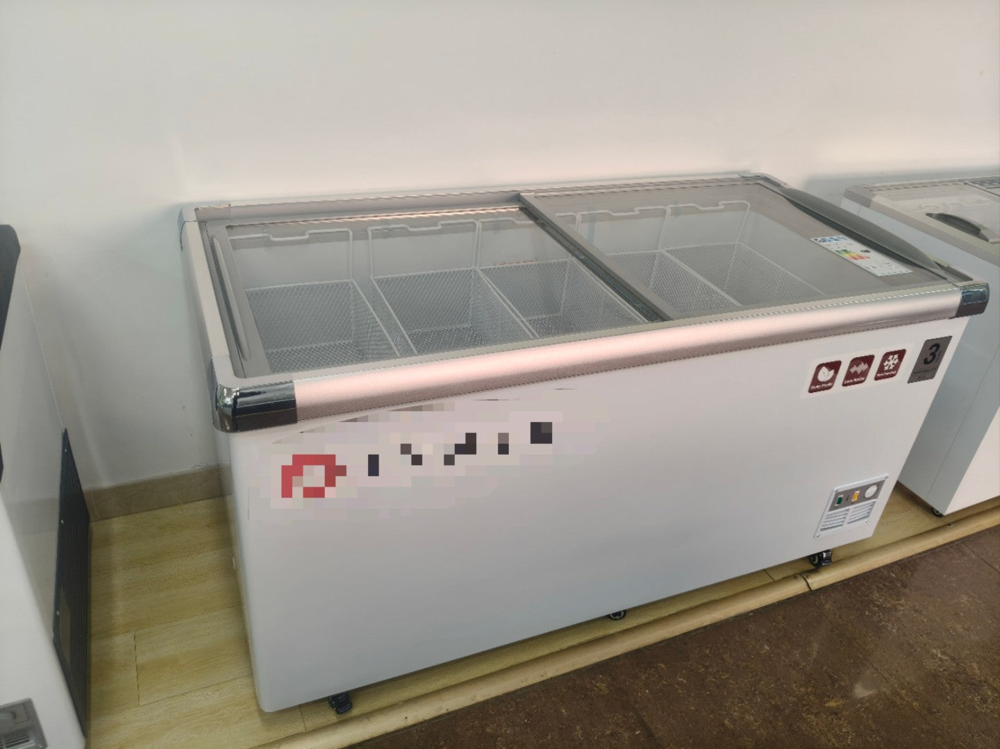 European-Style Island Freezer Cabinet - Commercial Reach-In Deep Freezer for Supermarkets, Restaurants & Retail Stores